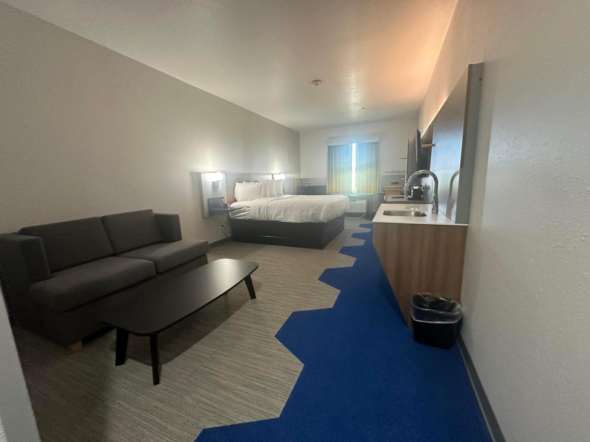 Studio King Suite with Kitchenette - Non-Smoking