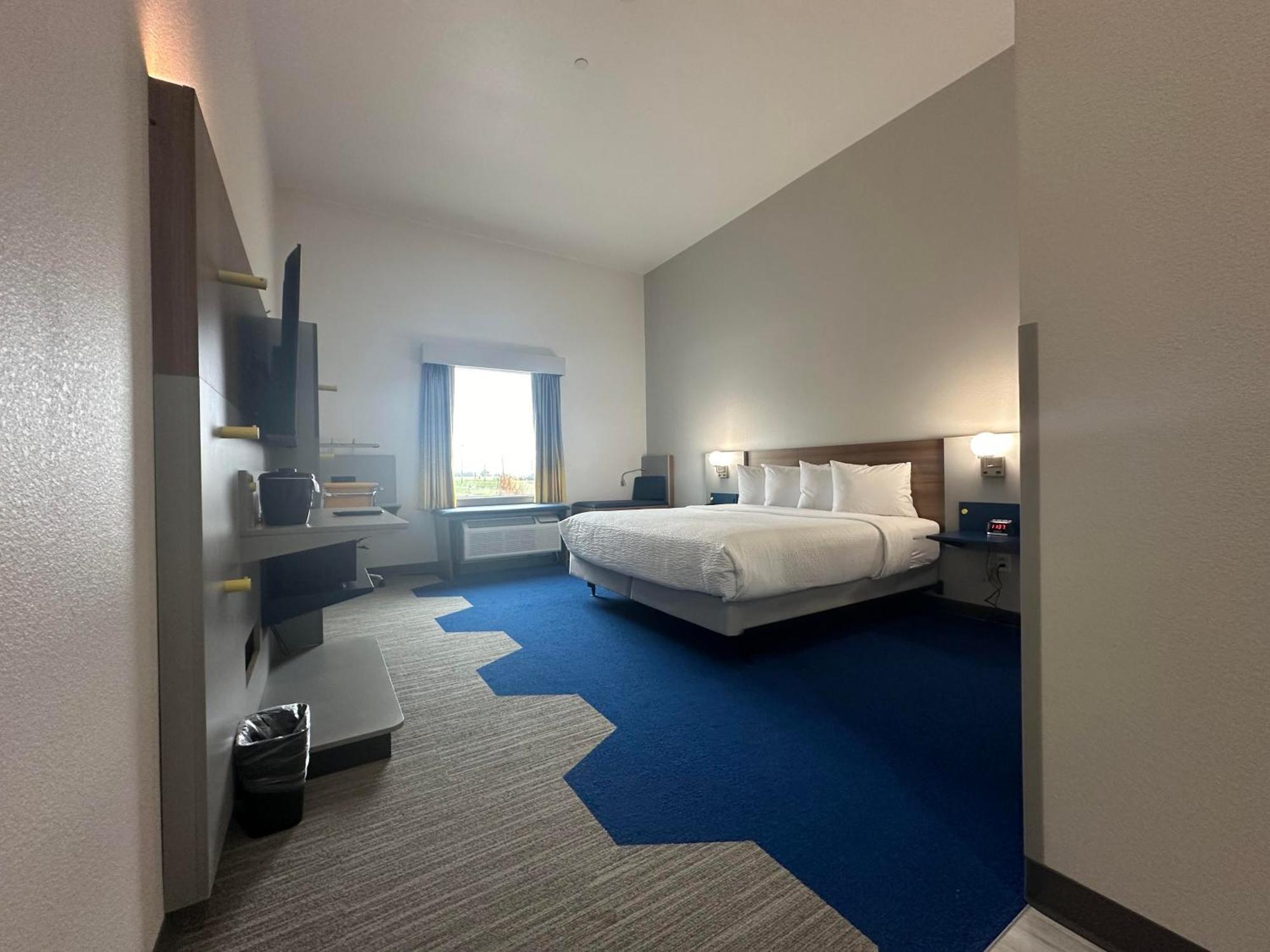 King Room with Tub and Grab Bars - Mobility/Hearing Accessible - Non-Smoking