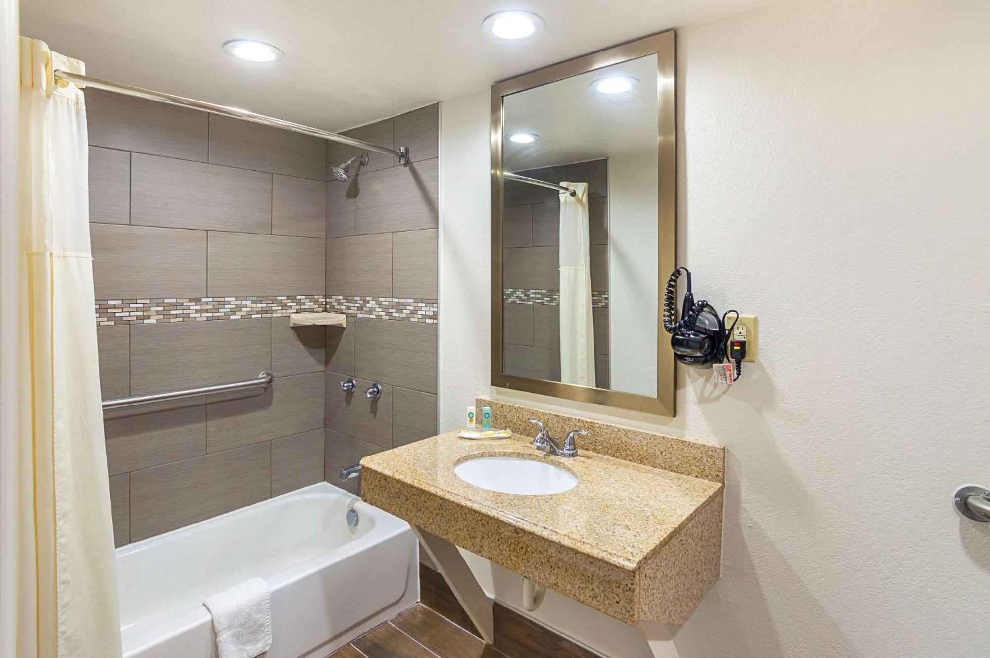 King Room with Tub - Disability Access/Non Smoking/Ground floor